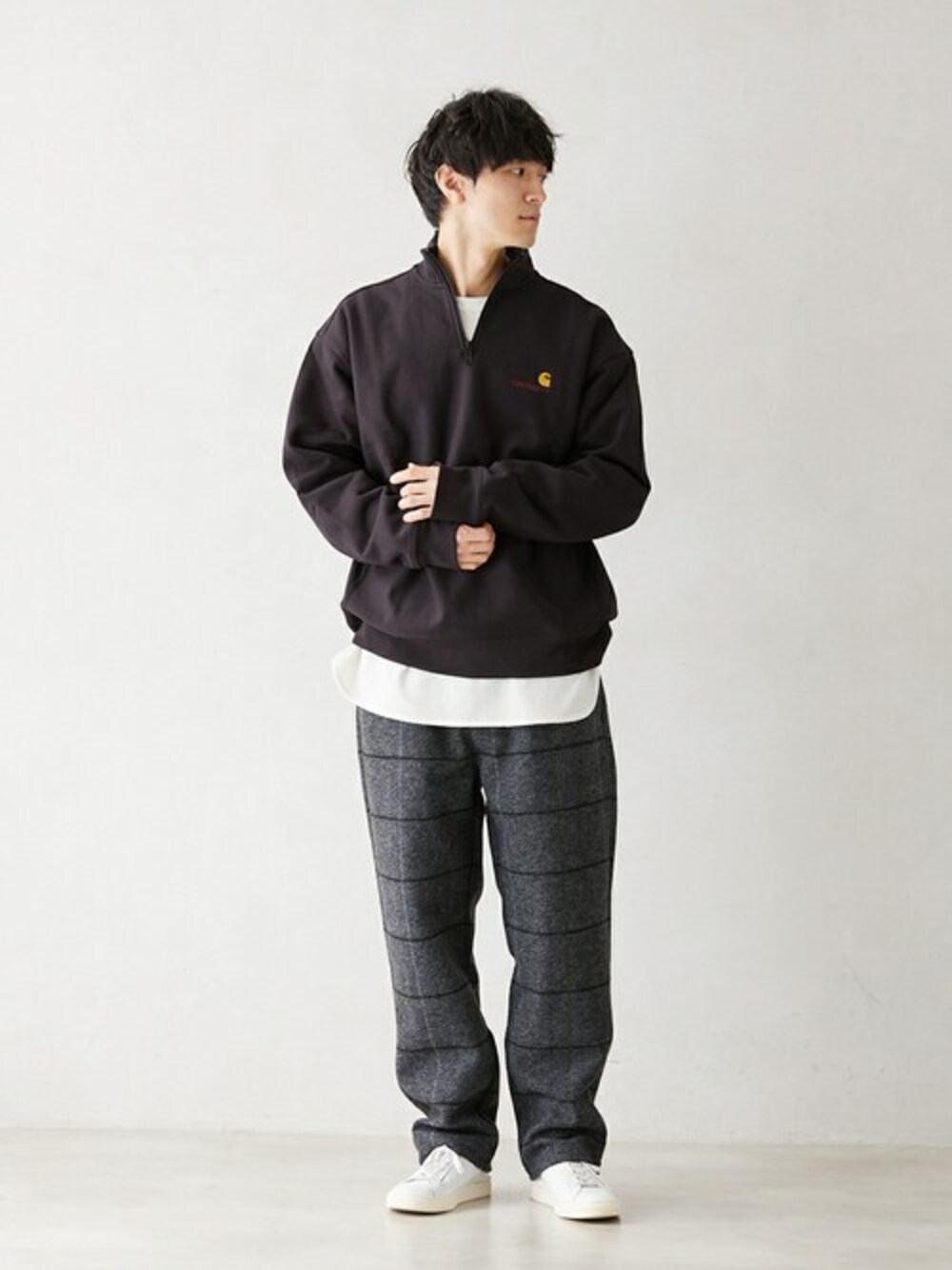 ブラック系のTシャツ/カットソー、ホワイト系のTシャツ/カットソーを着用したメンズの冬コーディネートの1枚目の写真