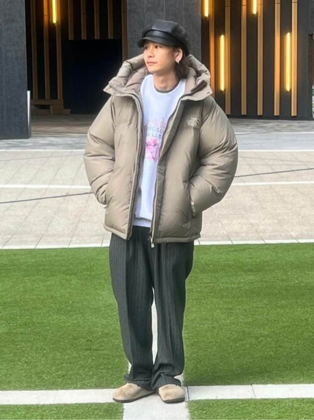 グレー系のスウェット、ベージュ系のダウンジャケット/コート、グレー系のスラックスを着用したメンズの冬コーディネートの1枚目の写真