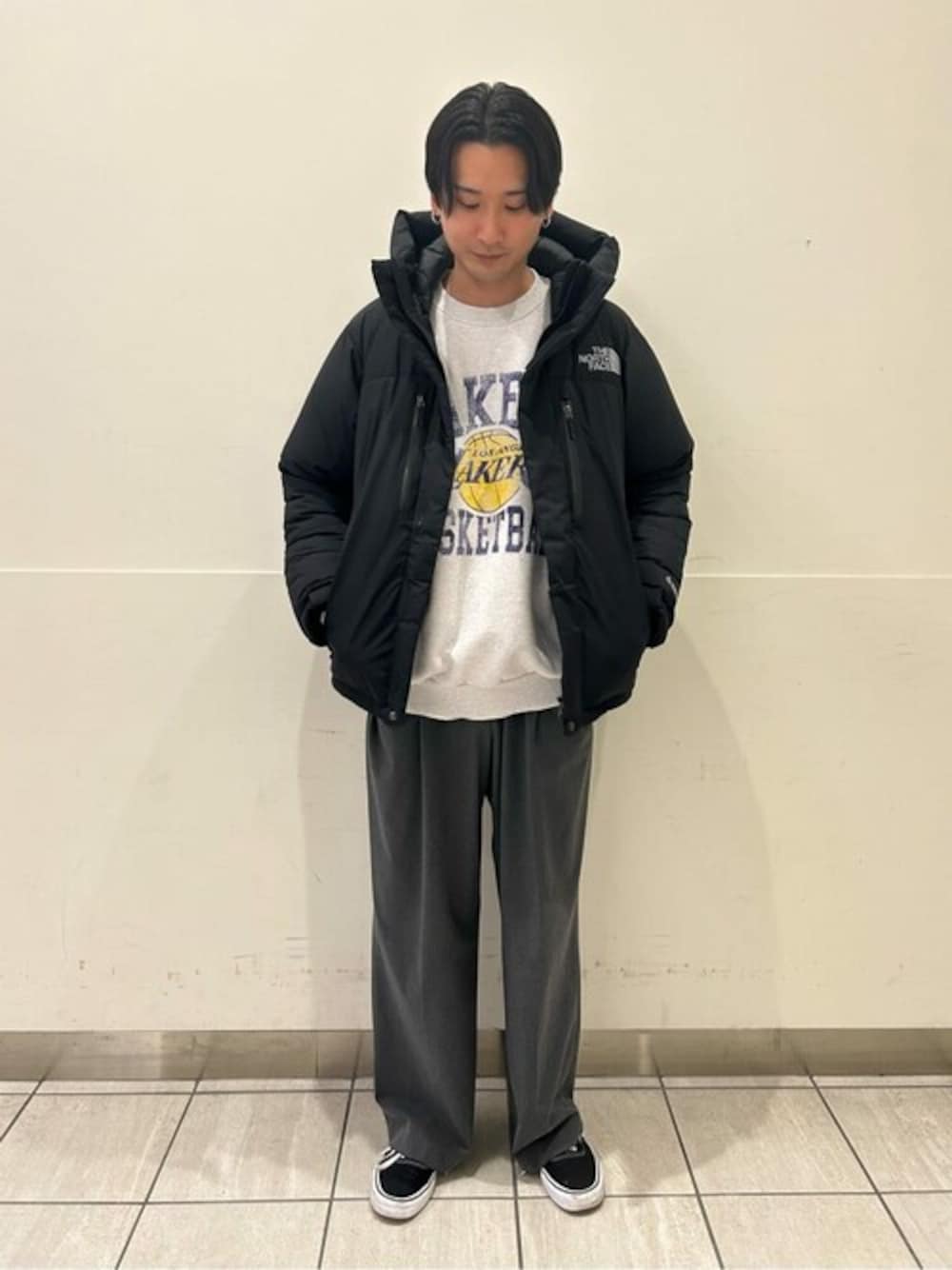 ブラック系のダウンジャケット/コート、グレー系のスウェットを着用したメンズの冬コーディネートの1枚目の写真