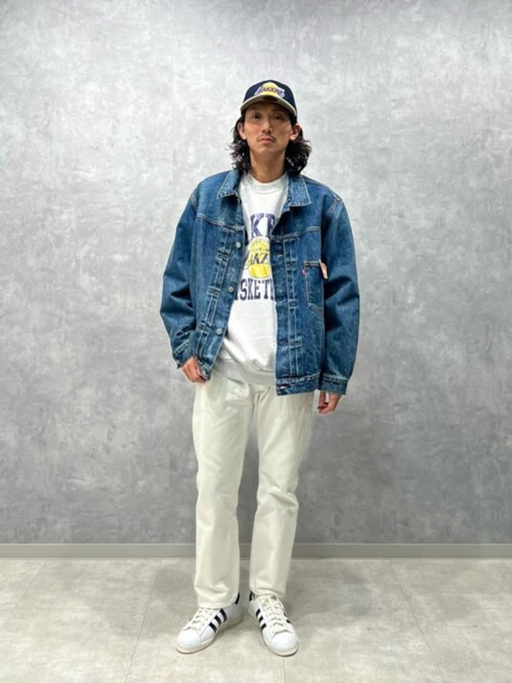 ブルー系のデニムジャケット、グレー系のスウェット、ホワイト系のデニムパンツを着用したメンズの冬コーディネートの1枚目の写真