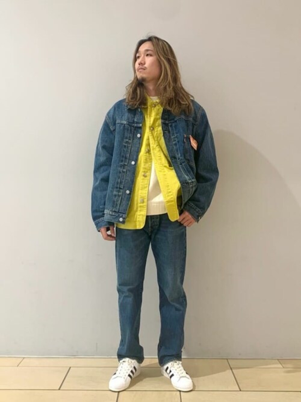 「スウェット、デニムジャケット、リーバイス、adidas、Gジャン、デニムパンツ、春コーデ、デニムオンデニム、メンズファッション、ストレートデニム」｜「Levi'sの【LEVI’S(R)/リーバイス(R)】別注 1st JKT Selvedge INDIGO（デニムジャケット、ブルー系）」を使った、JOURNAL STANDARD relumeさん（メンズ・180cm）の冬コーディネートの1枚目の写真