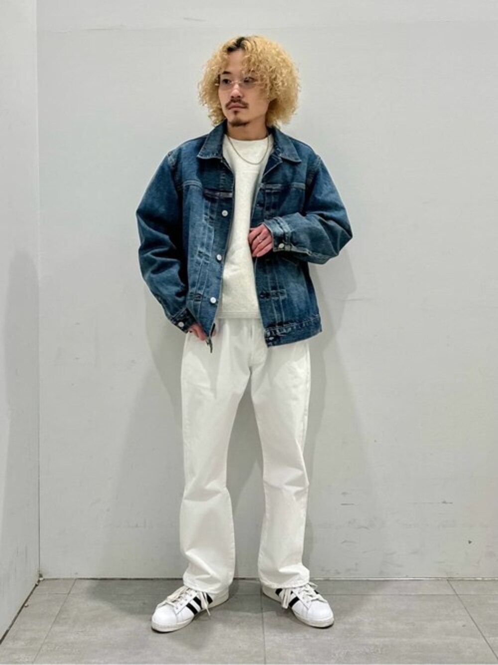 ブルー系のデニムジャケット、ホワイト系のスウェット、ホワイト系のデニムパンツを着用したメンズの冬コーディネートの1枚目の写真