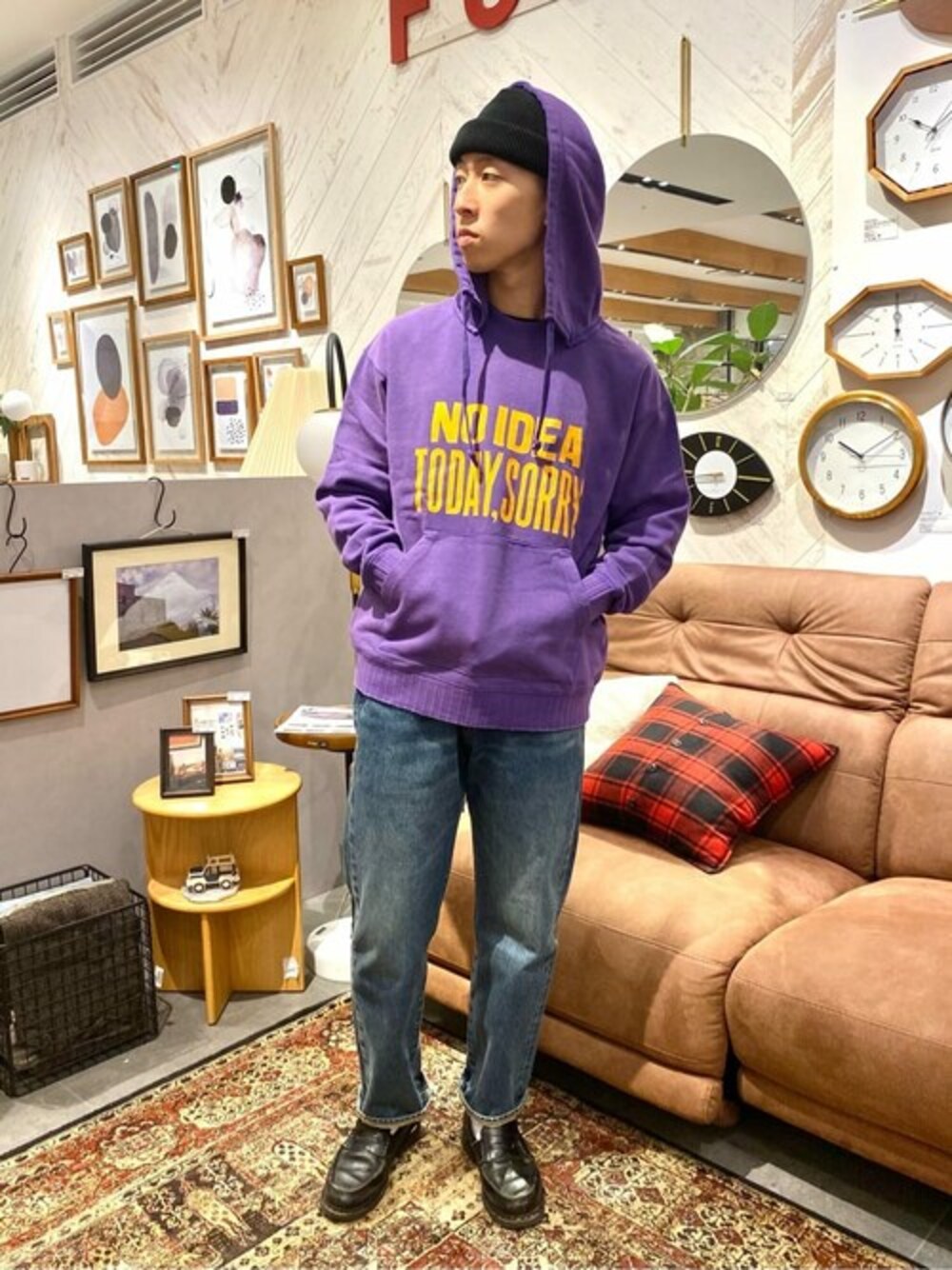 パープル系のパーカー、ブルー系のデニムパンツを着用したメンズの冬コーディネートの1枚目の写真