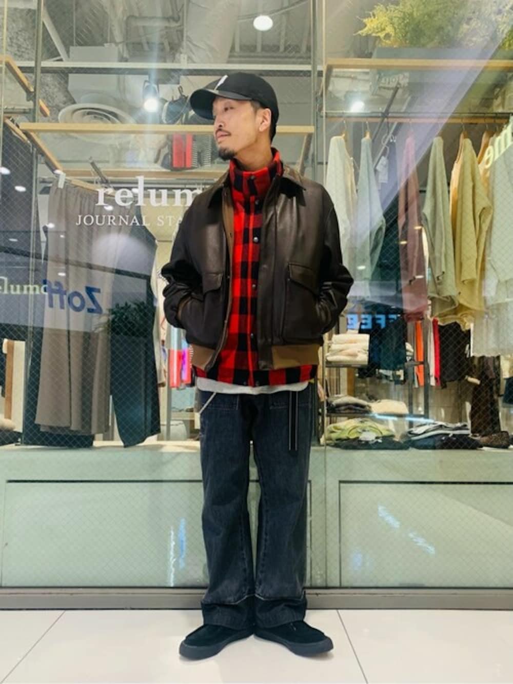 ブラウン系のライダースジャケット、レッド系のベストを着用したメンズの冬コーディネートの1枚目の写真