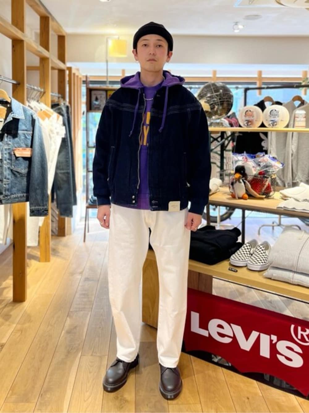 ブルー系のブルゾン、パープル系のパーカー、ホワイト系のデニムパンツを着用したメンズの冬コーディネートの1枚目の写真