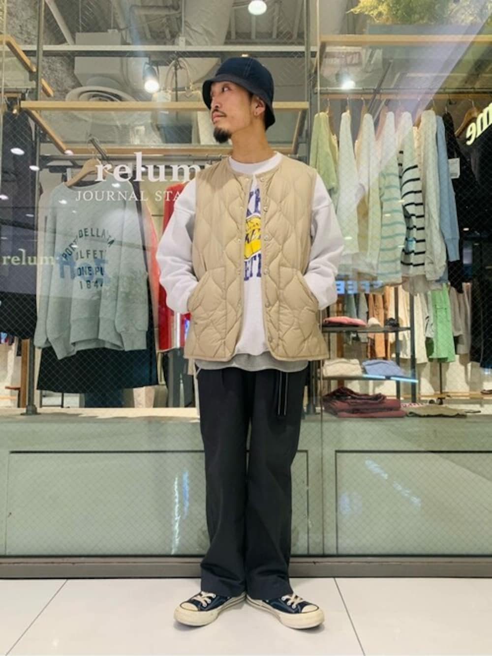 ベージュ系のダウンジャケット/コート、グレー系のスウェットを着用したメンズの冬コーディネートの1枚目の写真