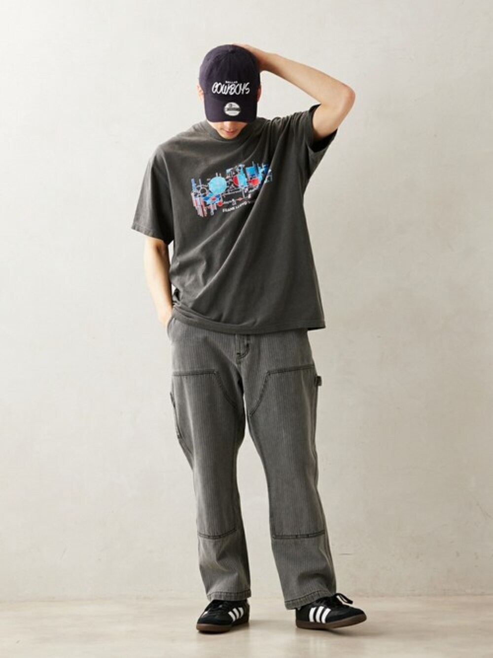 ブラック系のデニムパンツを着用したメンズの冬コーディネートの1枚目の写真