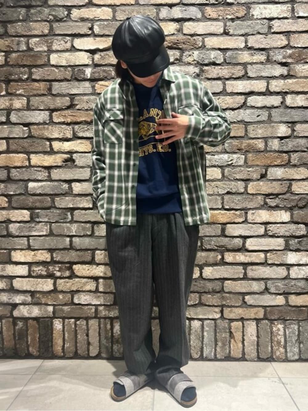 グリーン系のシャツ/ブラウス、ブルー系のスウェット、グレー系のスラックスを着用したメンズの冬コーディネートの1枚目の写真