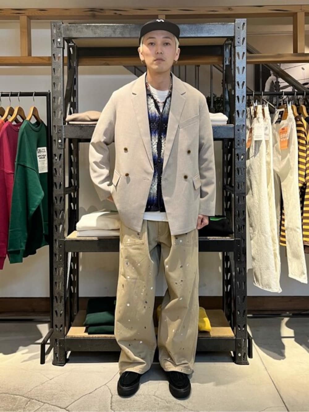 ブルー系のカーディガン/ボレロ、ベージュ系のテーラードジャケット、ベージュ系のその他パンツを着用したメンズの冬コーディネートの1枚目の写真