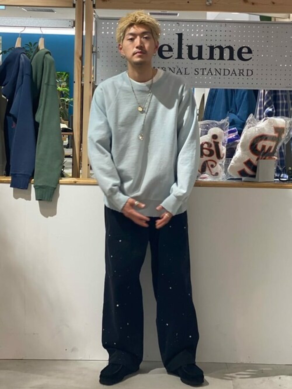 ブルー系のスウェット、ブラック系のその他パンツを着用したメンズの冬コーディネートの1枚目の写真