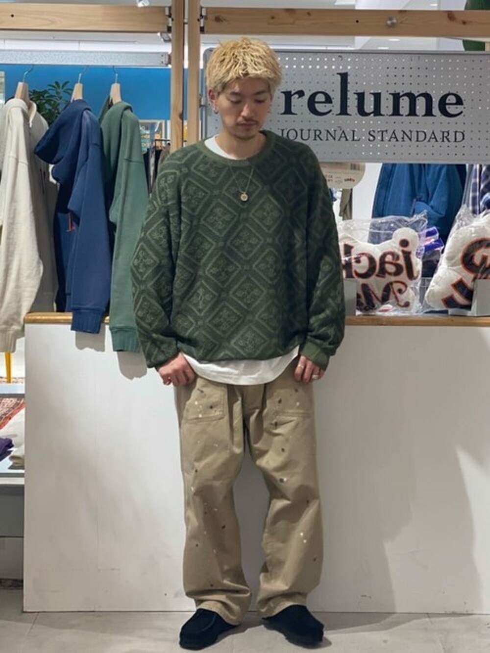 グリーン系のニット/セーター、ベージュ系のその他パンツを着用したメンズの冬コーディネートの1枚目の写真