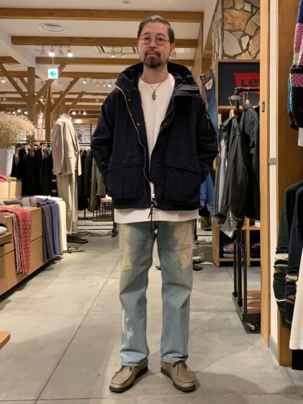 ブルー系のマウンテンパーカー、ホワイト系のTシャツ/カットソーを着用したメンズの冬コーディネートの1枚目の写真