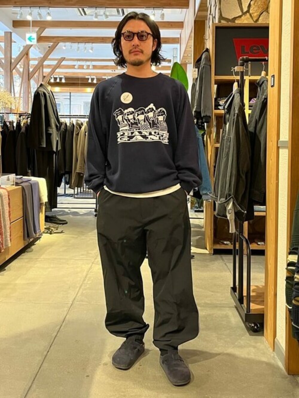 ブルー系のTシャツ/カットソー、ブラック系のその他パンツを着用したメンズの冬コーディネートの1枚目の写真