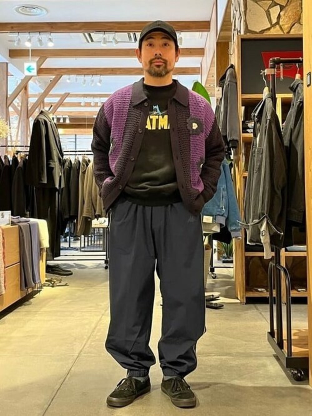 パープル系のカーディガン/ボレロ、ブラック系のスウェット、ブルー系のその他パンツを着用したメンズの冬コーディネートの1枚目の写真
