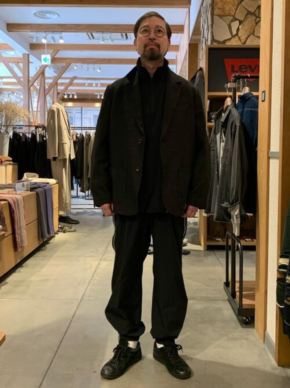 ブラック系のテーラードジャケット、ブラック系のジャージ、ブラック系のその他パンツを着用したメンズの冬コーディネートの1枚目の写真