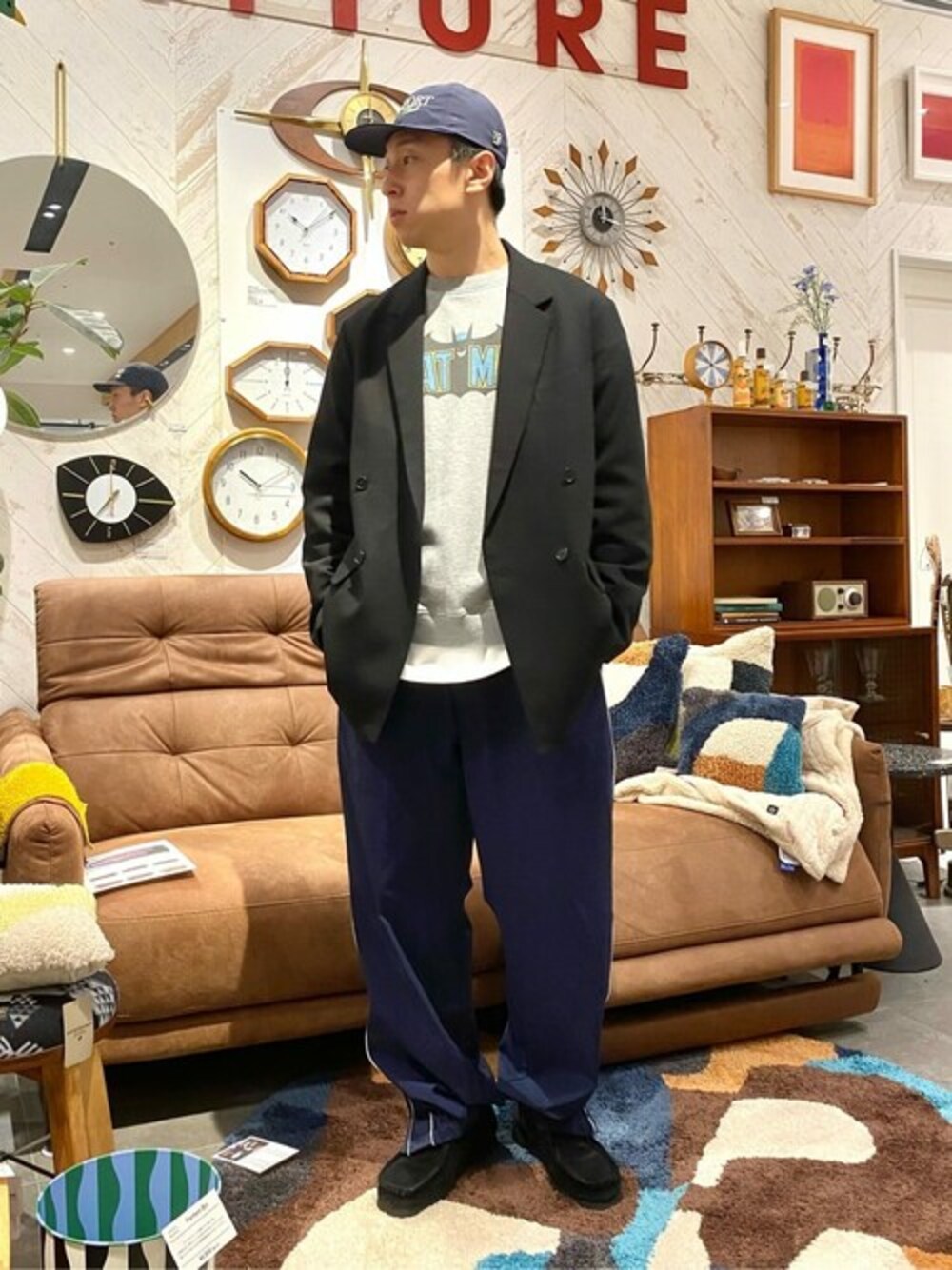 ブラック系のテーラードジャケット、グレー系のスウェット、ブルー系のその他パンツを着用したメンズの冬コーディネートの1枚目の写真