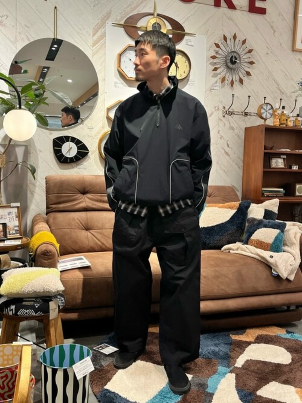 ブラック系のジャージ、ブラック系のシャツ/ブラウス、ブラック系のその他パンツを着用したメンズの冬コーディネートの1枚目の写真