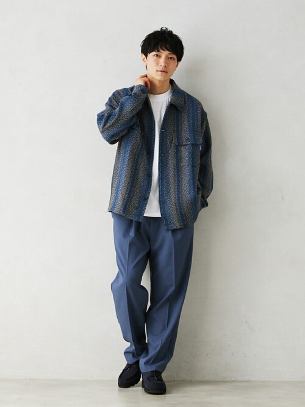 ブルー系のその他アウター、ホワイト系のTシャツ/カットソー、ブルー系のスラックスを着用したメンズの春コーディネートの1枚目の写真