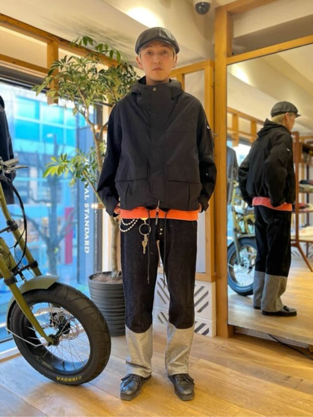 「スウェット、マウンテンパーカー、オーバーサイズ、大人カジュアル、お出かけコーデ、パステルカラー、シンプルコーデ、春コーデ、メンズファッション、春服みてみて」｜「SIERRA DESIGNSの【SIERRA DESIGNS / シエラデザイン】別注 ナイロンマウンテンパーカー（マウンテンパーカー、ブラック系）」を使った、JOURNAL STANDARD relumeさん（メンズ・177cm）の春コーディネートの1枚目の写真