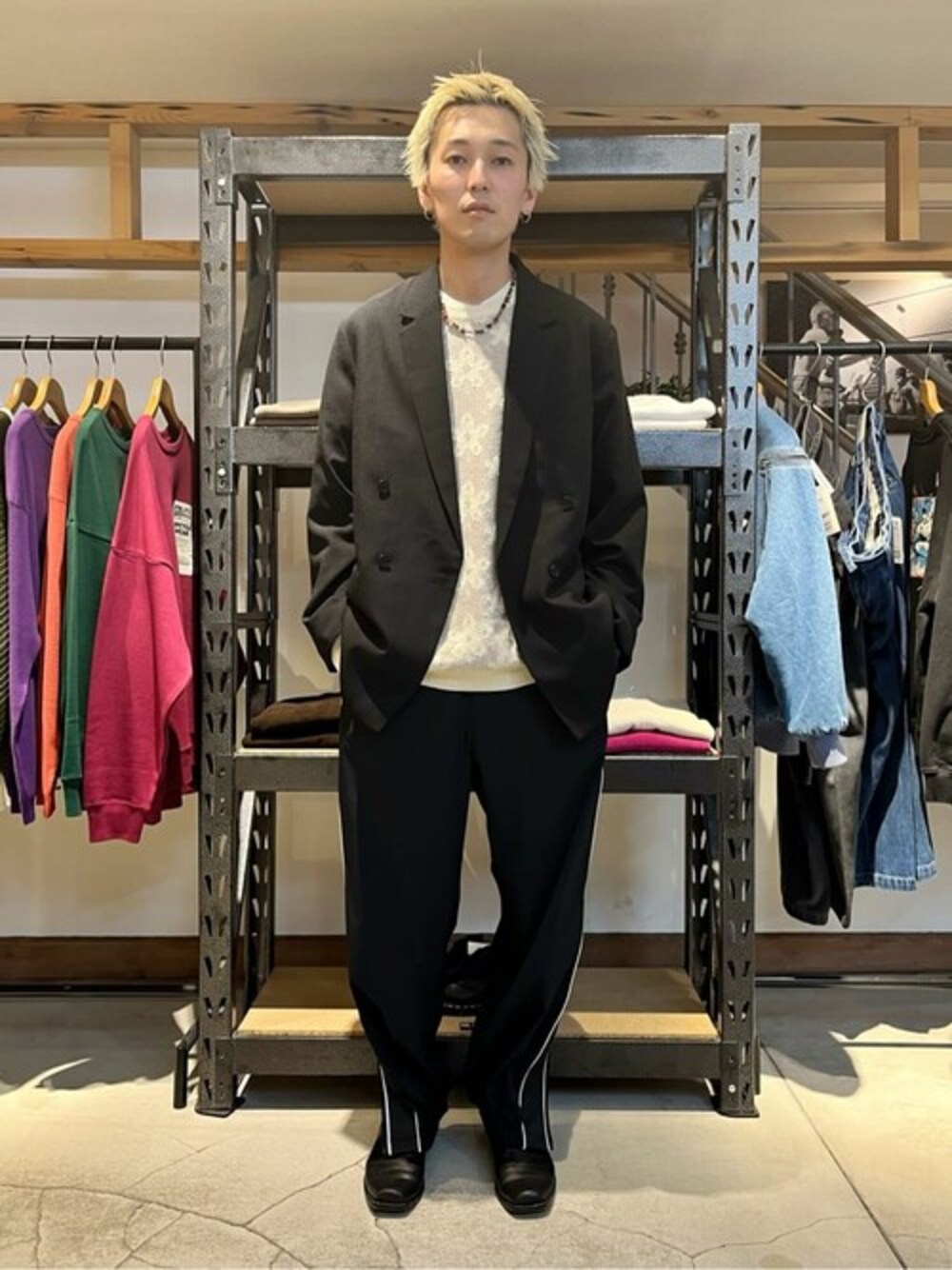 ホワイト系のニット/セーター、ブラック系のテーラードジャケット、ブラック系のその他パンツを着用したメンズの春コーディネートの1枚目の写真