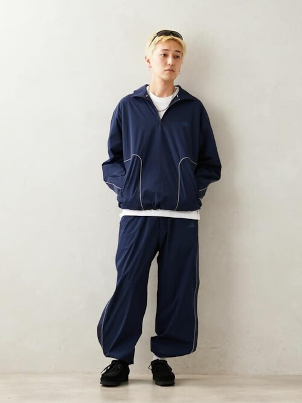 ブルー系のジャージ、ブルー系のその他パンツ、ブラック系のその他シューズを着用したメンズの春コーディネートの1枚目の写真