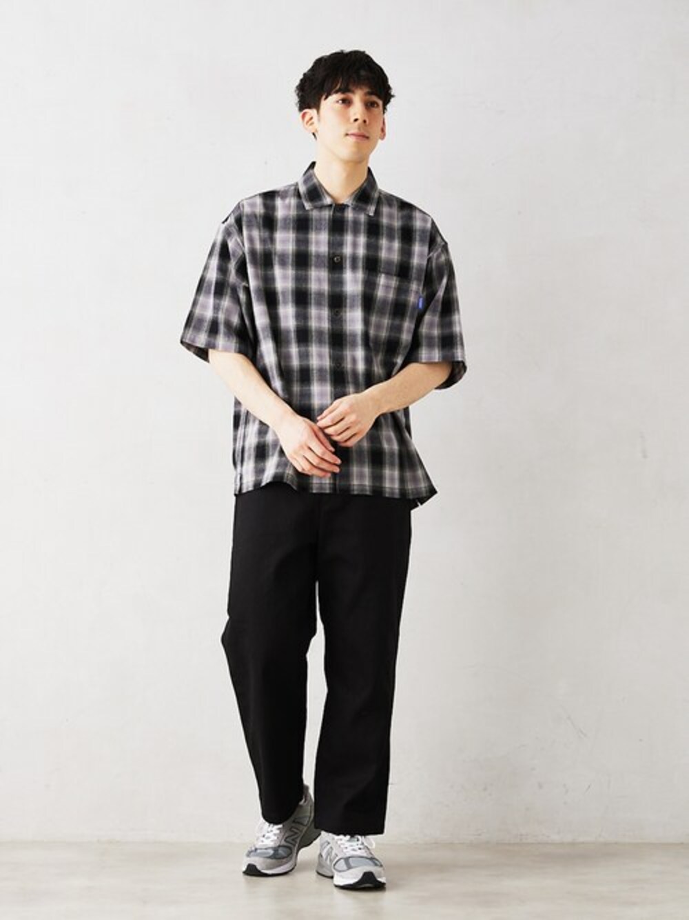 ブラック系のシャツ/ブラウス、ブラック系のデニムパンツを着用したメンズの春コーディネートの1枚目の写真