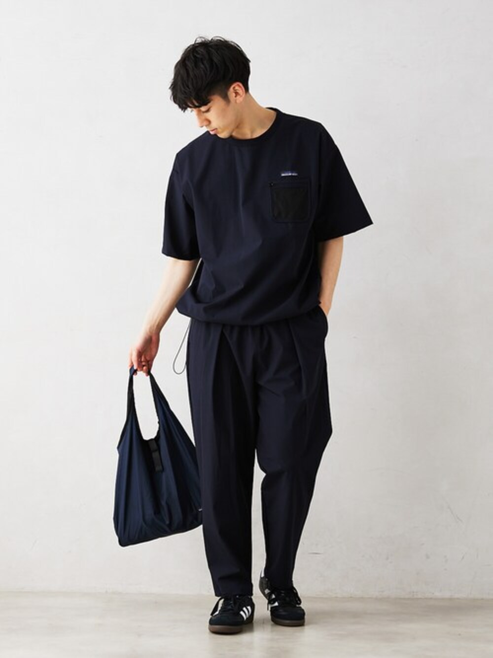ブルー系のTシャツ/カットソーを着用したメンズの春コーディネートの1枚目の写真