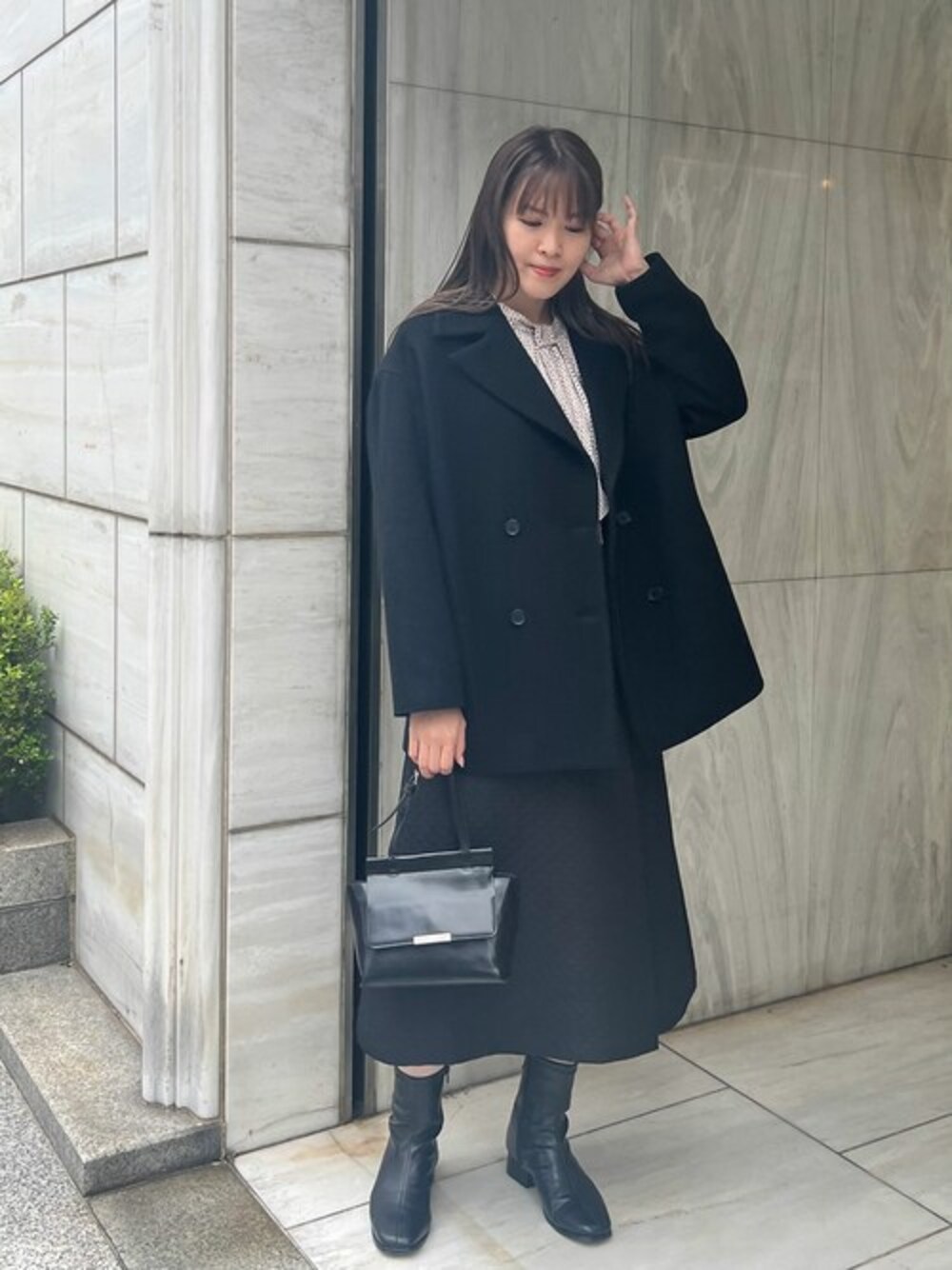 「Pコート、キルティング、冬コーデ、大人カジュアル、きれいめカジュアル、キルティングスカート、ボウタイブラウス、MK MICHEL KLEIN、ピーコート×シャツ、MKミッシェルクラン」｜「MK MICHEL KLEINのマルチwayボウタイブラウス/洗える（シャツ/ブラウス、ベージュ系）」を使った、MKミッシェルクランさん（レディース・160cm）の秋コーディネートの1枚目の写真