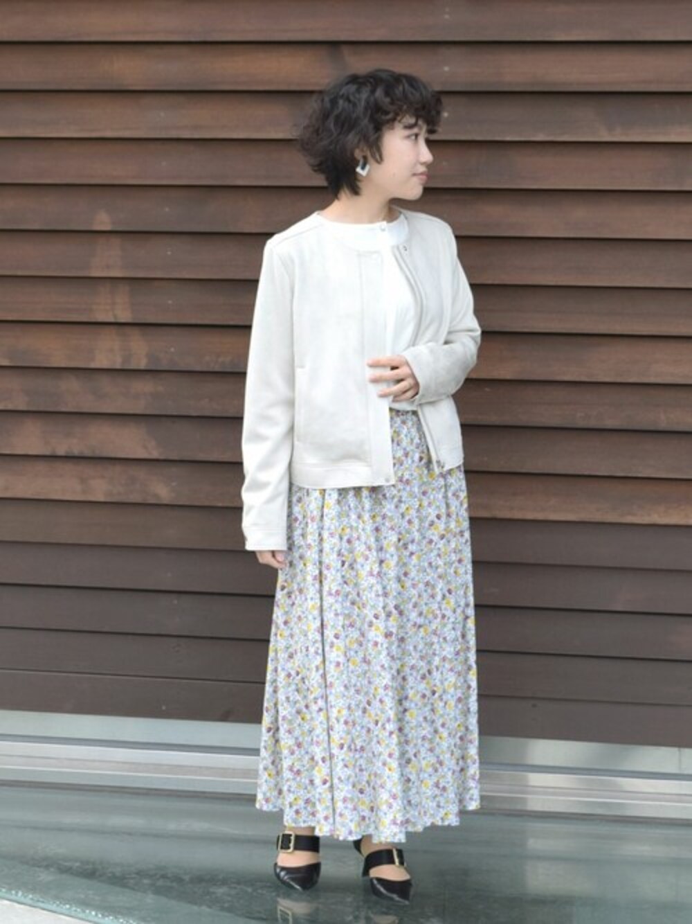 「大人カジュアル、２ＷＡＹ、スウェード、春アウター、春服、スプリングコート、小花柄、春コーデ、MK MICHEL KLEIN、MKミッシェルクラン」｜「MK MICHEL KLEINの2wayジョーゼットブラウス/洗える/WEB限定（シャツ/ブラウス、ホワイト系）」を使った、MKミッシェルクランさん（レディース・153cm）の春コーディネートの1枚目の写真