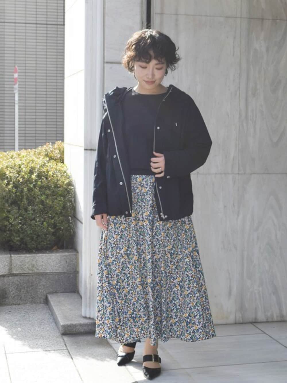 「マウンテンパーカー、大人カジュアル、春アウター、春服、スプリングコート、小花柄、春コーデ、MK MICHEL KLEIN、バックデザイン、MKミッシェルクラン」｜「MK MICHEL KLEINのストレッチマウンテンパーカー/洗える（マウンテンパーカー、ブルー系）」を使った、MKミッシェルクランさん（レディース・153cm）の春コーディネートの1枚目の写真