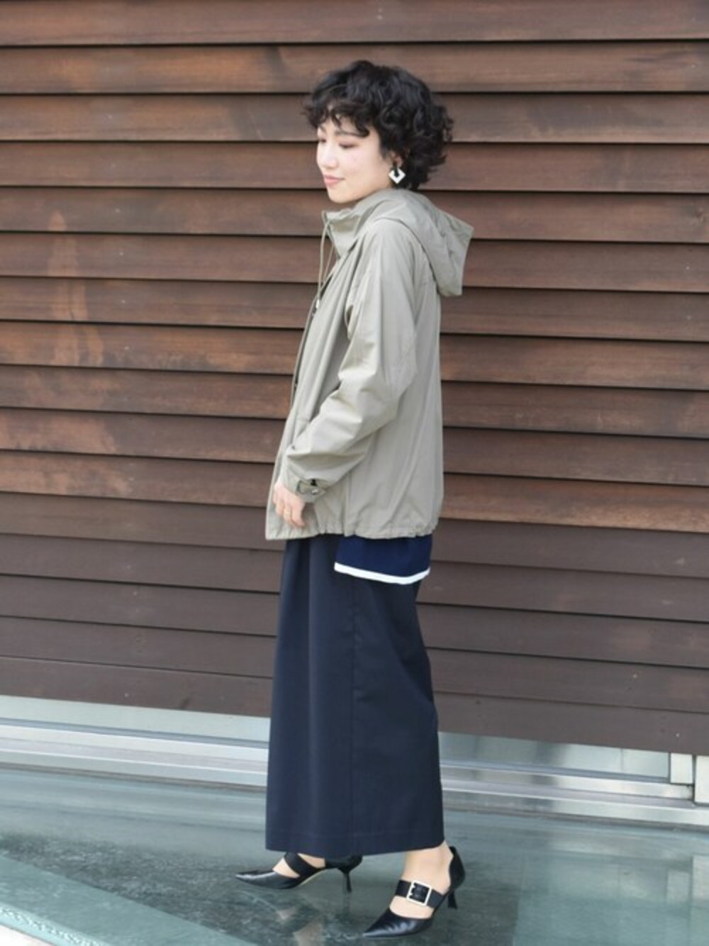「マウンテンパーカー、ボーダー、大人カジュアル、春アウター、春服、ガウチョパンツ、スプリングコート、春ニット、MK MICHEL KLEIN、MKミッシェルクラン」｜「MK MICHEL KLEINのマリンボーダーチュニック丈ニット/洗える（ニット/セーター、ブルー系）」を使った、MKミッシェルクランさん（レディース・153cm）の春コーディネートの1枚目の写真