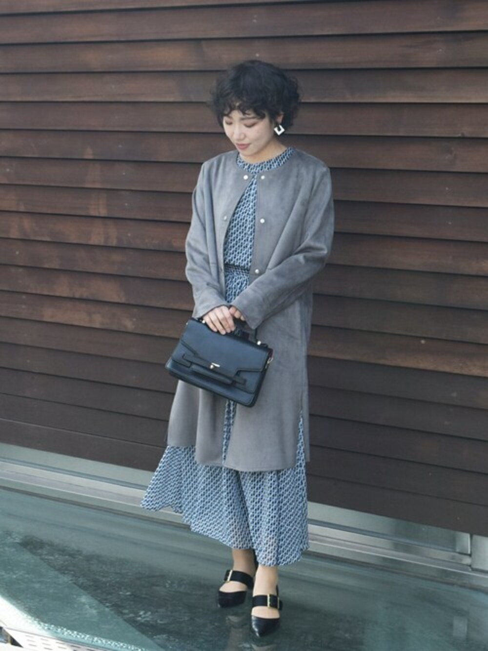 「セットアップ、キレイめ、春服、スプリングコート、春コーデ、シフォンブラウス、シフォンスカート、フェイクスエード、MK MICHEL KLEIN、MKミッシェルクラン」｜「MK MICHEL KLEINのレトロ幾何学柄シフォンブラウス/洗える（シャツ/ブラウス、ブルー系）」を使った、MKミッシェルクランさん（レディース・153cm）の春コーディネートの1枚目の写真