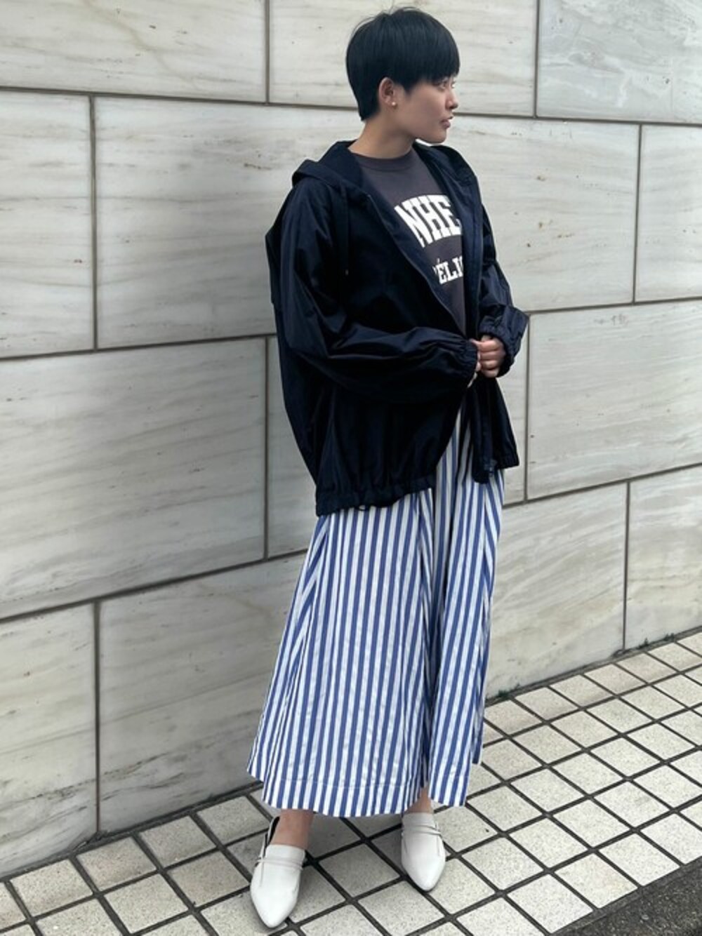 「スウェット、マウンテンパーカー、ストライプ、大人カジュアル、ロゴスウェット、春服、スプリングコート、ストライプスカート、MK MICHEL KLEIN、MKミッシェルクラン」｜「MK MICHEL KLEINのフーデットナイロンブルゾン/洗える（ブルゾン、ブルー系）」を使った、MKミッシェルクランさん（レディース・158cm）の春コーディネートの1枚目の写真