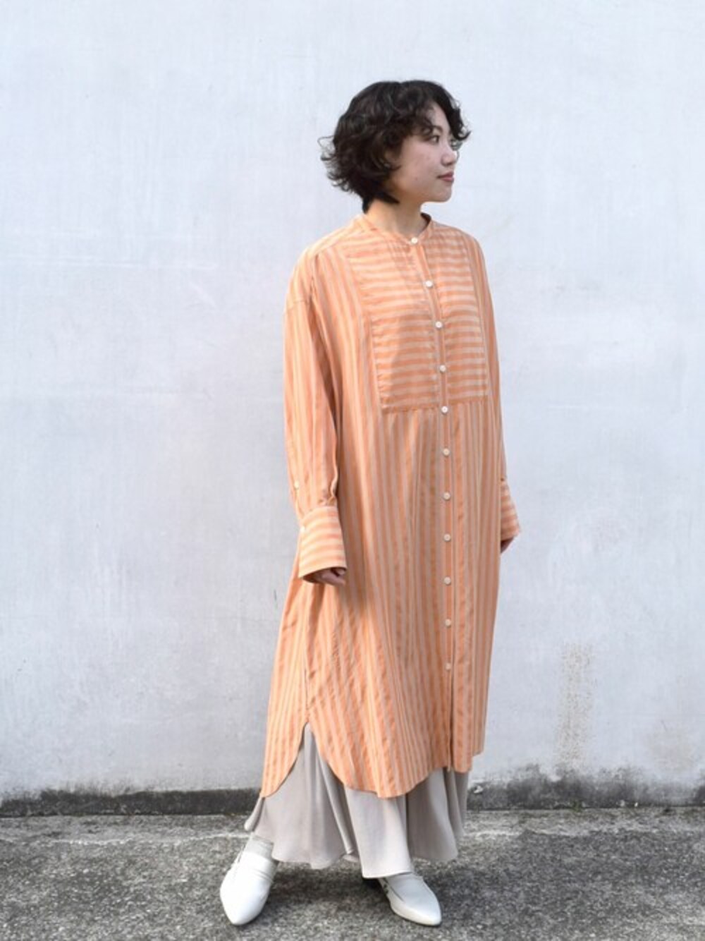 「ストライプ、レイヤードスタイル、オレンジ、大人カジュアル、ストライプシャツ、サテンパンツ、シャツワンピ、春服、MK MICHEL KLEIN、MKミッシェルクラン」｜「MK MICHEL KLEINのストライプ柄シャツワンピース/洗える（シャツワンピース、オレンジ系）」を使った、MKミッシェルクランさん（レディース・153cm）の春コーディネートの1枚目の写真