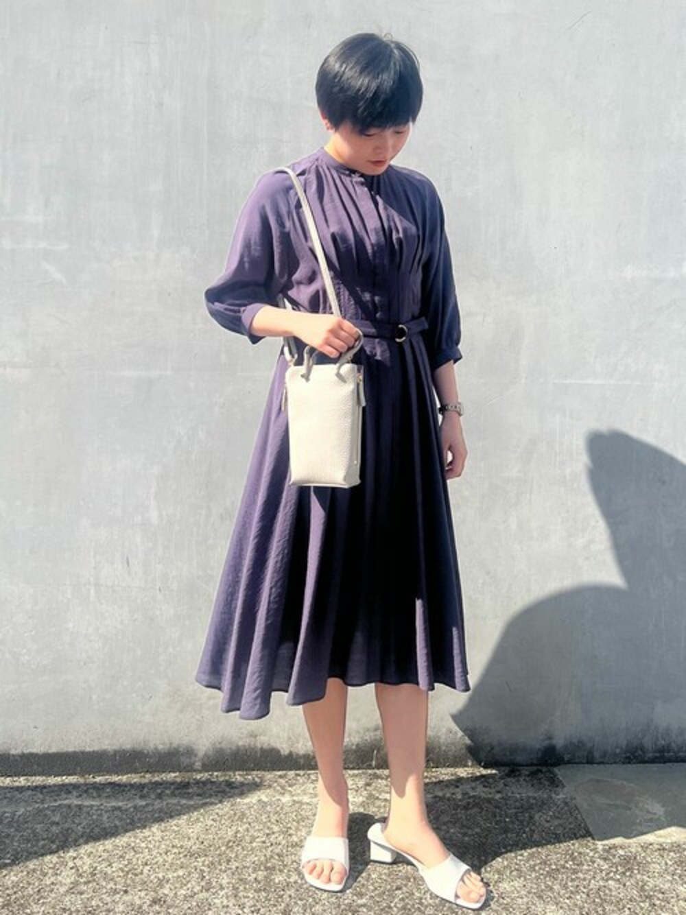 「ワンピース、シャツワンピース、大人カジュアル、キレイめ、ウエストマーク、シャツワンピ、春服、MK MICHEL KLEIN、お食事会コーデ、MKミッシェルクラン」｜「MK MICHEL KLEINのウエストタックシャツワンピース/洗える（シャツワンピース、グレー系）」を使った、MKミッシェルクランさん（レディース・158cm）の春コーディネートの1枚目の写真