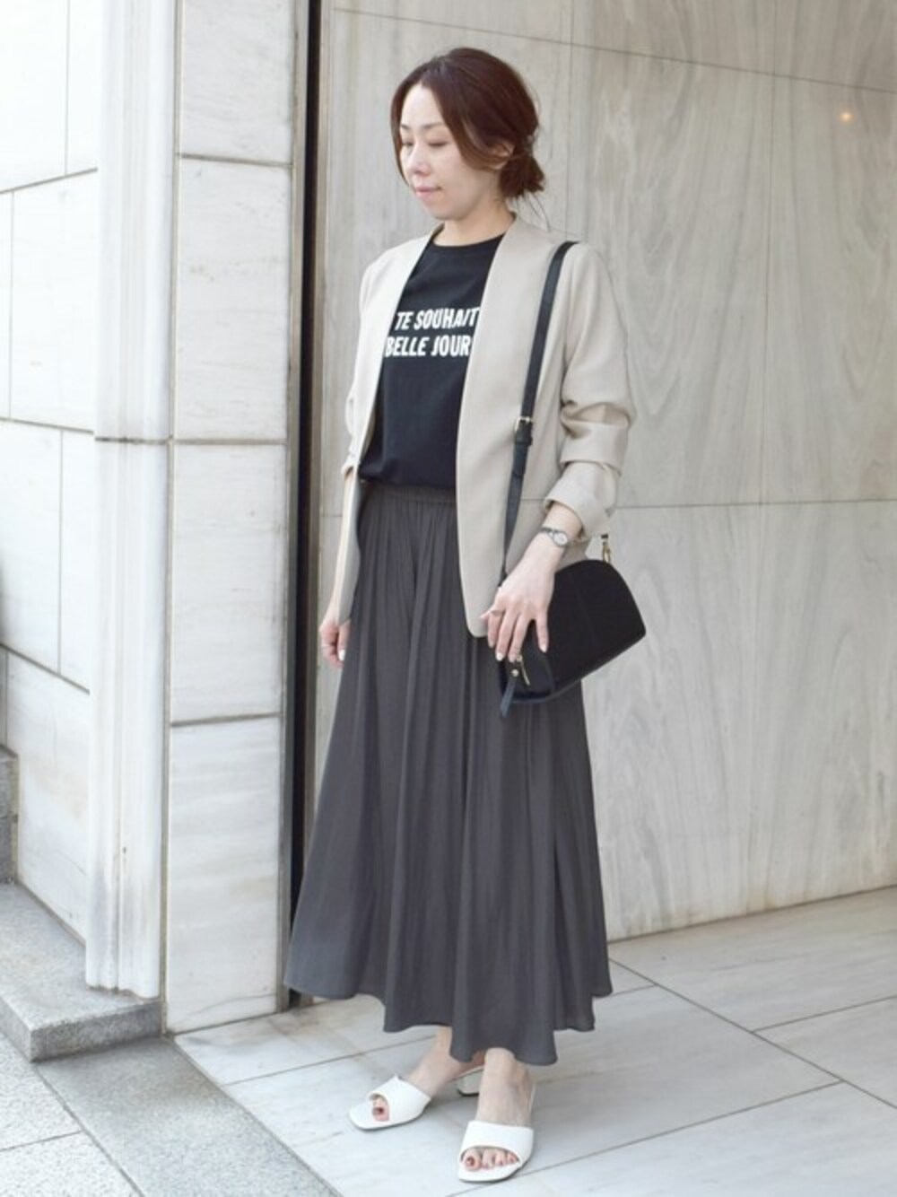 「ロゴT、Tシャツ、大人カジュアル、サテンパンツ、きれいめカジュアル、ノーカラージャケット、春服、MK MICHEL KLEIN、初夏コーデ、MKミッシェルクラン」｜「MK MICHEL KLEINのロゴTシャツ/洗える（Tシャツ/カットソー、ブラック系）」を使った、MKミッシェルクランさん（レディース・156cm）の春コーディネートの1枚目の写真