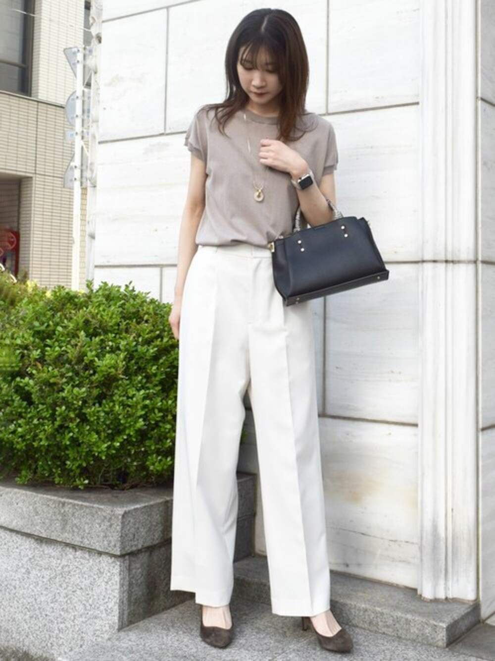 「ワントーンコーデ、カラーニット、大人カジュアル、ワイドパンツ、ストレートパンツ、サマーニット、夏服、MK MICHEL KLEIN、バックデザイン、MKミッシェルクラン」｜「MK MICHEL KLEINのバックパール調釦デザイン半袖ニット/洗える（ニット/セーター、ブラウン系）」を使った、MKミッシェルクランさん（レディース・165cm）の春コーディネートの1枚目の写真