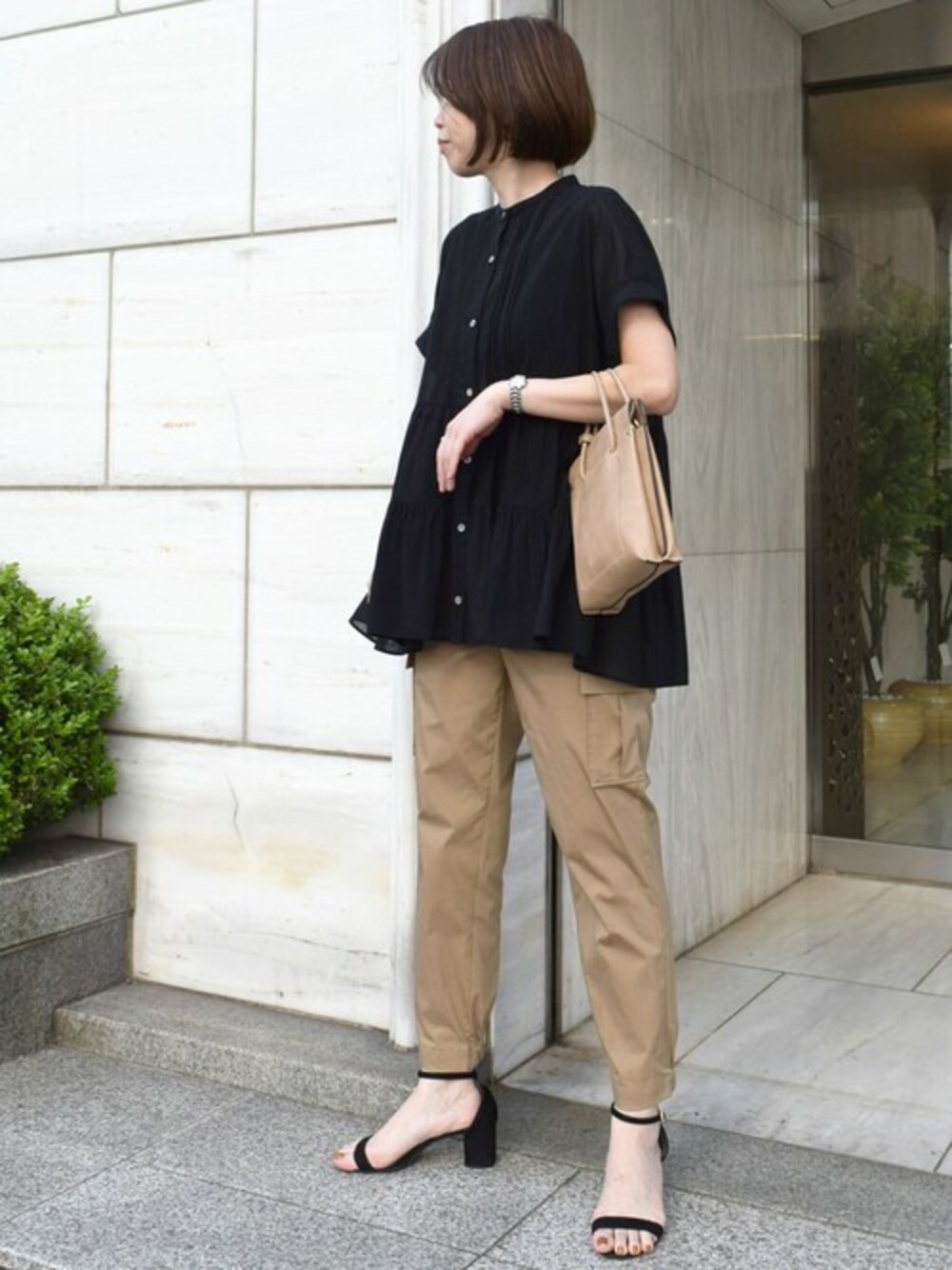 「大人カジュアル、カーゴパンツ、チュニック、きれいめカジュアル、シャツスタイル、夏服、ティアード、MK MICHEL KLEIN、MKミッシェルクラン、ティアードブラウス」｜「MK MICHEL KLEINのティアードデザインシャツブラウス/洗える（シャツ/ブラウス、ブラック系）」を使った、MKミッシェルクランさん（レディース・166cm）の春コーディネートの1枚目の写真
