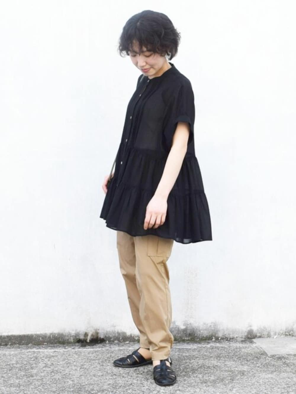「大人カジュアル、カーゴパンツ、チュニック、きれいめカジュアル、夏服、ティアード、MK MICHEL KLEIN、MKミッシェルクラン、ティアードブラウス、カーゴパンツコーデ」｜「MK MICHEL KLEINのティアードデザインシャツブラウス/洗える（シャツ/ブラウス、ブラック系）」を使った、MKミッシェルクランさん（レディース・153cm）の春コーディネートの1枚目の写真