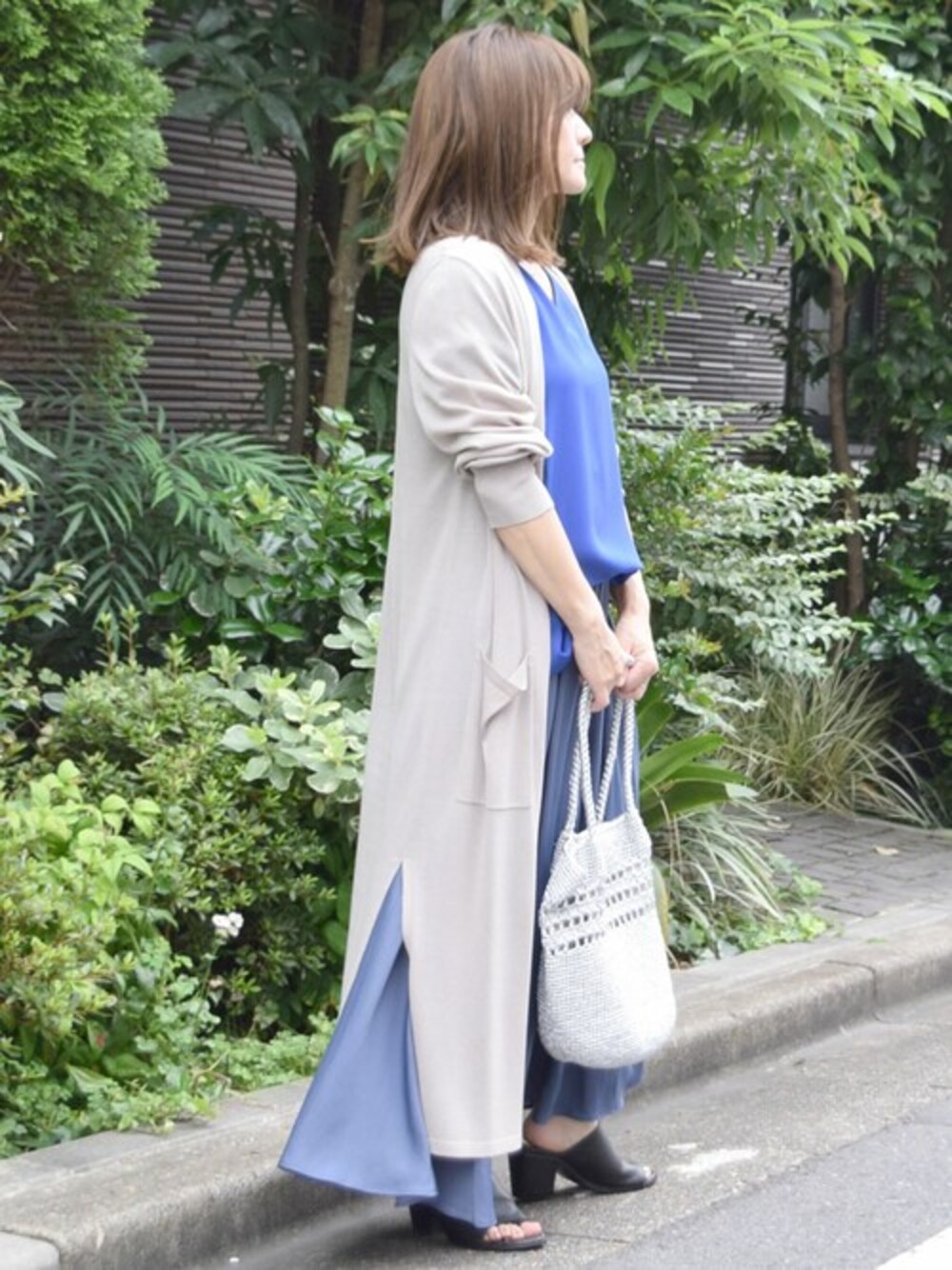 「カーディガン、ブルー、大人カジュアル、サテンパンツ、ロングカーディガン、夏服、サテン、晩夏、MK MICHEL KLEIN、MKミッシェルクラン」｜「MK MICHEL KLEINのシフォンTブラウス/洗える（シャツ/ブラウス、ブルー系）」を使った、MKミッシェルクランさん（レディース・148cm）の夏コーディネートの1枚目の写真