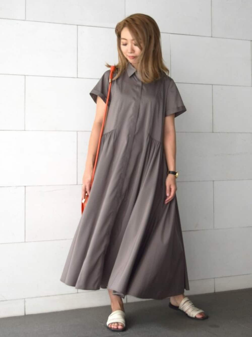 「ワンピース、シャツワンピース、大人カジュアル、旅行、シャツワンピ、きれいめカジュアル、夏服、晩夏、MK MICHEL KLEIN、MKミッシェルクラン」｜「MK MICHEL KLEINのギャザーシルエットシャツワンピース/洗える（シャツワンピース、ブラウン系）」を使った、MKミッシェルクランさん（レディース・158cm）の夏コーディネートの1枚目の写真