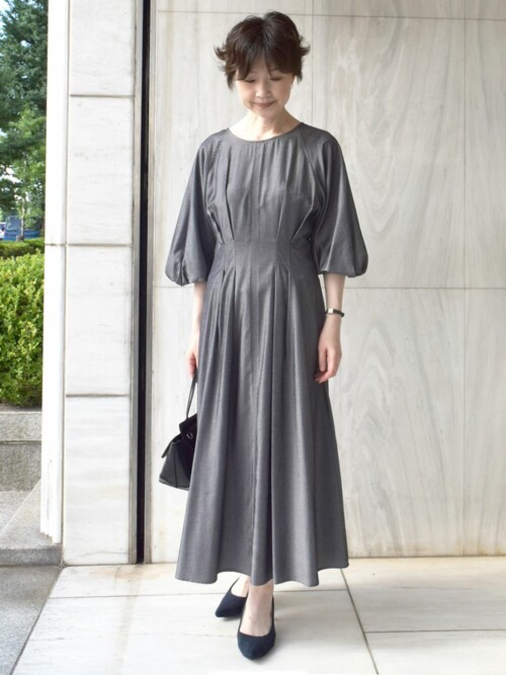 「ワンピース、大人カジュアル、WEB限定、バルーンスリーブ、晩夏、初秋コーデ、デニムライク、MK MICHEL KLEIN、ボリューム袖、MKミッシェルクラン」｜「MK MICHEL KLEINのバルーンスリーブワンピース/WEB限定/洗える（ワンピース、ブラック系）」を使った、MKミッシェルクランさん（レディース・156cm）の夏コーディネートの1枚目の写真
