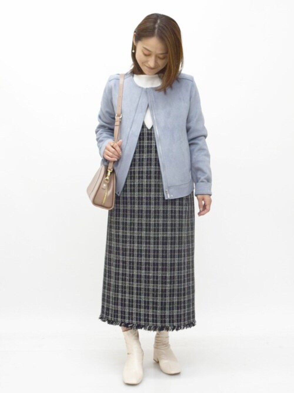 「チェック、ツイード、ジャンスカ、ツイードワンピース、きれいめカジュアル、秋服、ライトアウター、フェイクスエード、MK MICHEL KLEIN、MKミッシェルクラン」｜「MK MICHEL KLEINのフェイクスウェードショートブルゾン/洗える（ブルゾン、ブルー系）」を使った、MKミッシェルクランさん（レディース・151cm）の秋コーディネートの1枚目の写真