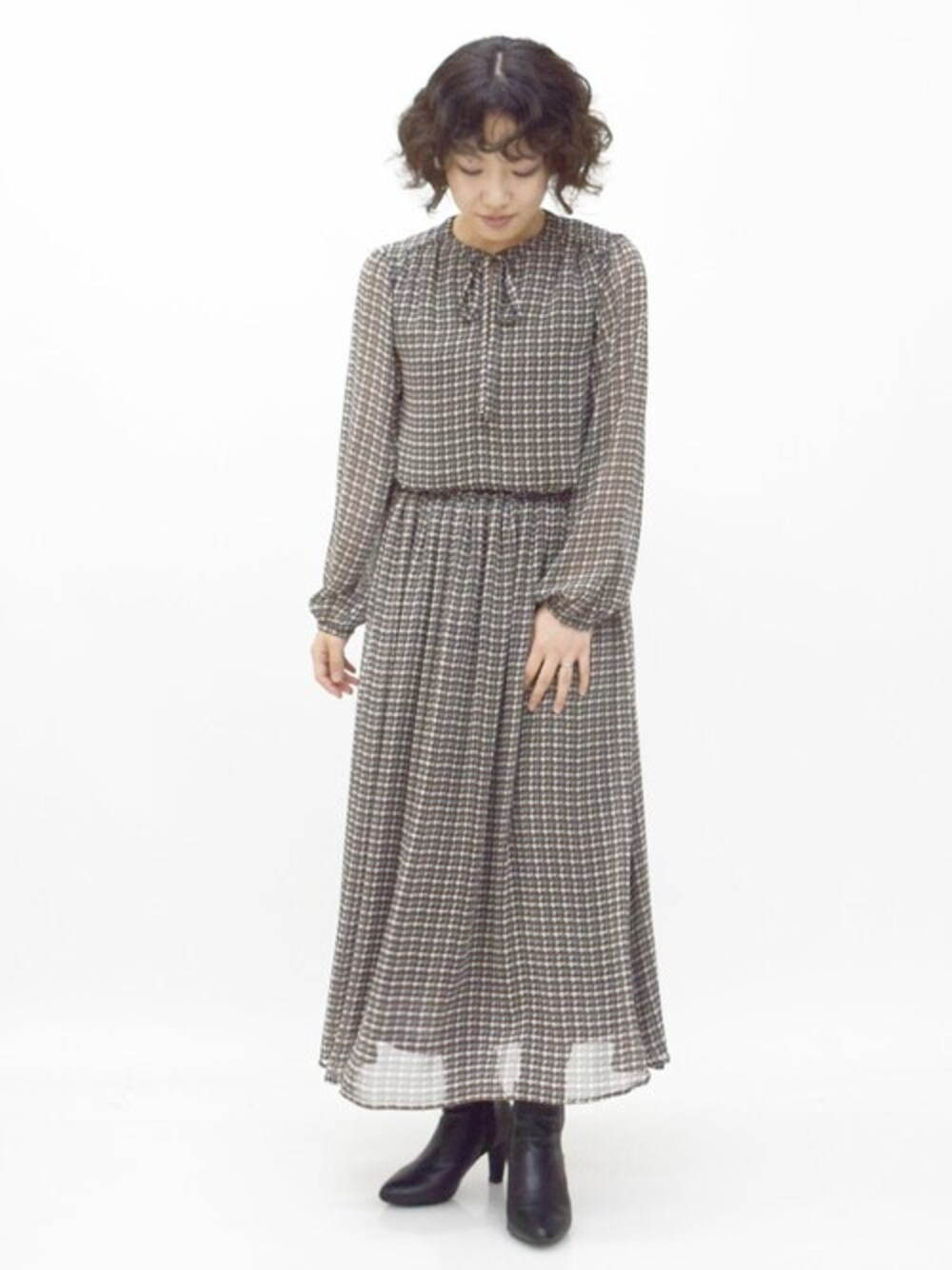 「セットアップ、千鳥柄、シフォン、キレイめ、秋服、シフォンブラウス、シフォンスカート、秋コーデ、MK MICHEL KLEIN、MKミッシェルクラン」｜「MK MICHEL KLEINのクラシカル千鳥プリントブラウス/洗える（シャツ/ブラウス、ブラウン系）」を使った、MKミッシェルクランさん（レディース・153cm）の秋コーディネートの1枚目の写真