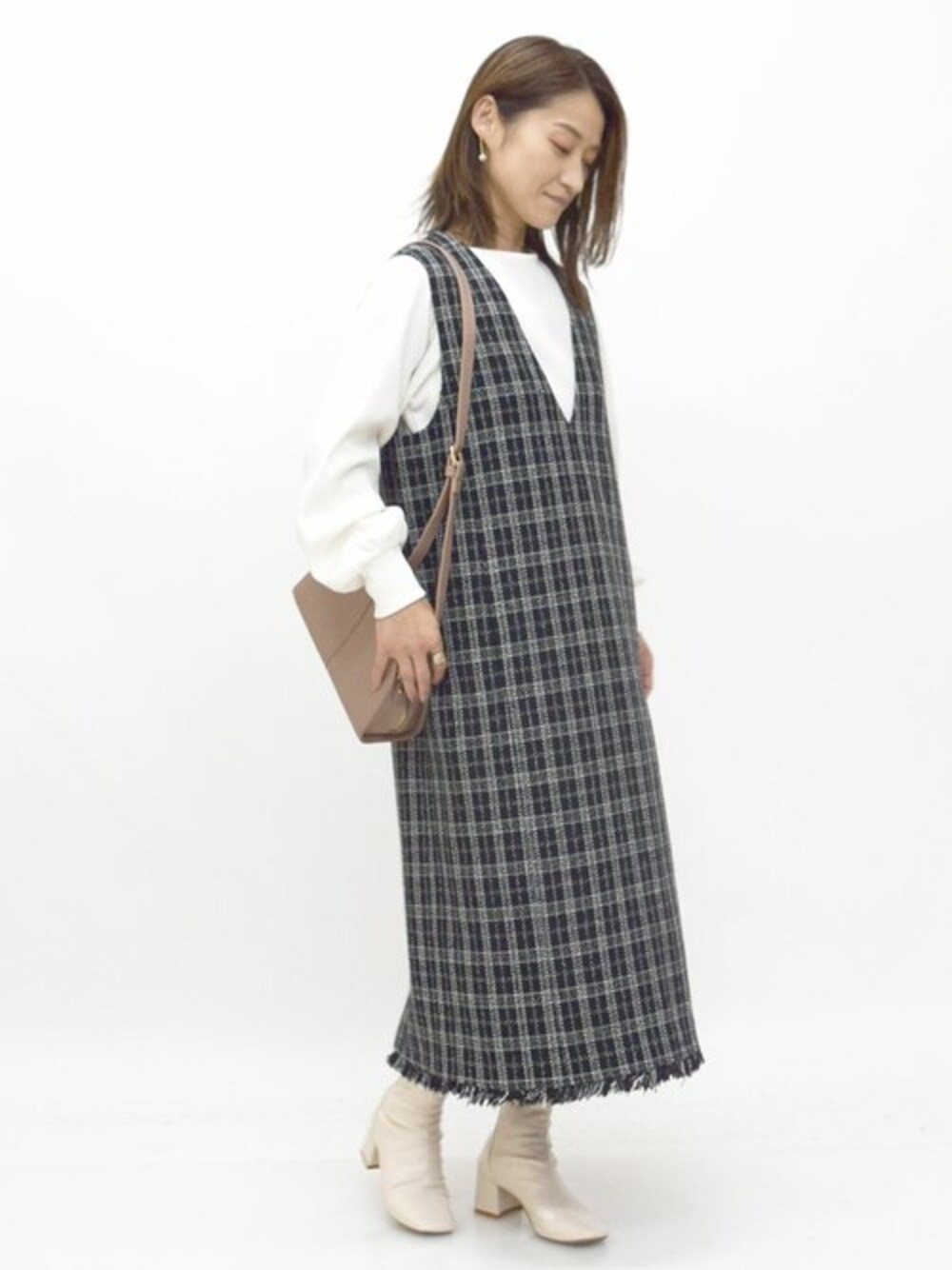 「カットソー、ツイード、チェック柄、ジャンスカ、モノトーン、ジャンパースカート、秋服、秋コーデ、MK MICHEL KLEIN、MKミッシェルクラン」｜「MK MICHEL KLEINのワイドテレコカットソー/洗える（Tシャツ/カットソー、ホワイト系）」を使った、MKミッシェルクランさん（レディース・151cm）の秋コーディネートの1枚目の写真