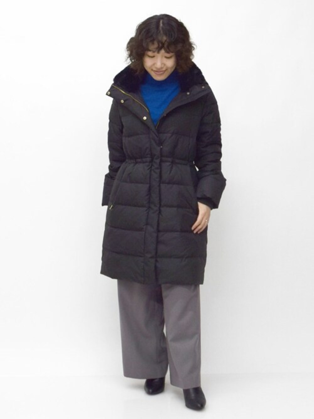 「ダウン、ダウンコート、冬コーデ、カラーニット、大人カジュアル、ロングダウン、冬服、MK MICHEL KLEIN、ボリューム袖、MKミッシェルクラン」｜「MK MICHEL KLEINのベーシックタフタロングダウンコート（ダウンジャケット/コート、ブラック系）」を使った、MKミッシェルクランさん（レディース・153cm）の秋コーディネートの1枚目の写真