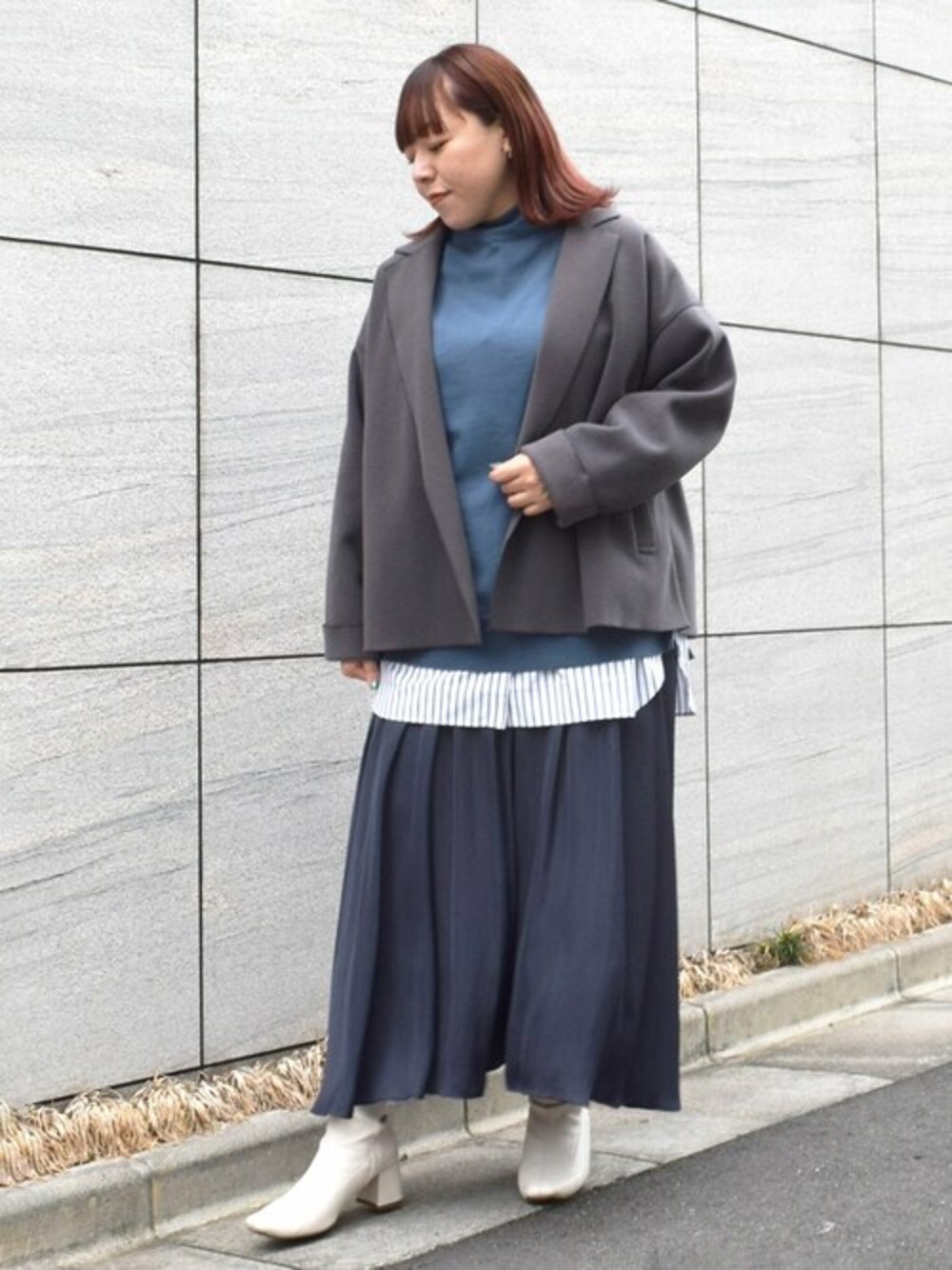 「チェスターコート、冬コーデ、レイヤードスタイル、大人カジュアル、ニットベスト、サテンパンツ、サテン、MK MICHEL KLEIN、オーバーシャツ、MKミッシェルクラン」｜「MK MICHEL KLEINのショート丈リバーコート/洗える（チェスターコート、グレー系）」を使った、MKミッシェルクランさん（レディース・157cm）の秋コーディネートの1枚目の写真