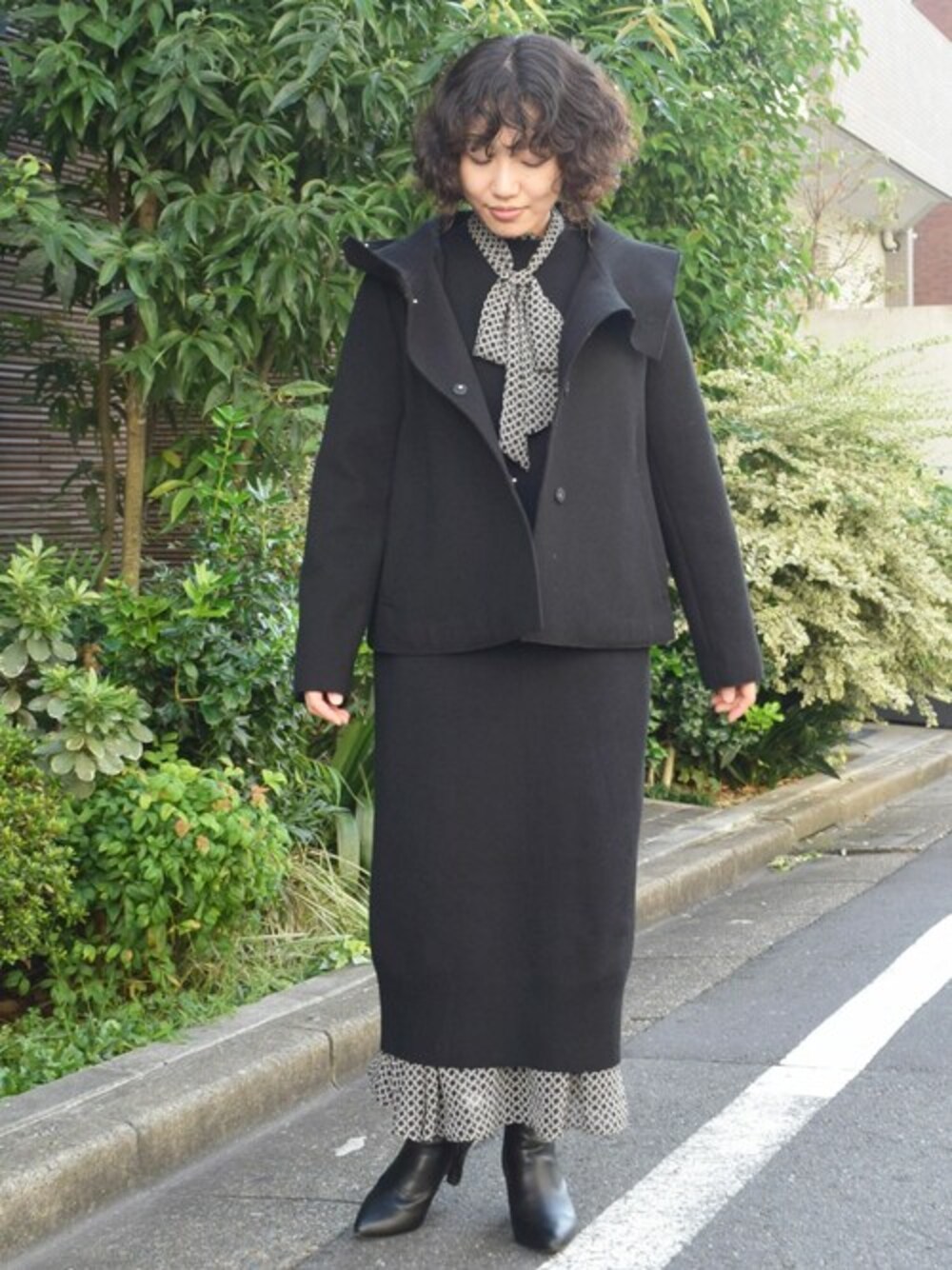 「ブルゾン、オールブラック、冬コーデ、ニットワンピース、レイヤードスタイル、大人カジュアル、冬服、ボウタイブラウス、MK MICHEL KLEIN、MKミッシェルクラン」｜「MK MICHEL KLEINのスクエア幾何柄ボウタイシフォンブラウス/洗える（シャツ/ブラウス、ブラック系）」を使った、MKミッシェルクランさん（レディース・153cm）の秋コーディネートの1枚目の写真