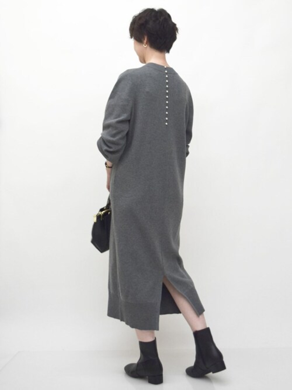 「ニット、ワンピース、ニットワンピ、冬コーデ、ニットワンピース、大人カジュアル、冬服、MK MICHEL KLEIN、バックデザイン、MKミッシェルクラン」｜「MK MICHEL KLEINのバックパール調デザインニットワンピース/洗える（ワンピース、グレー系）」を使った、MKミッシェルクランさん（レディース・156cm）の秋コーディネートの1枚目の写真