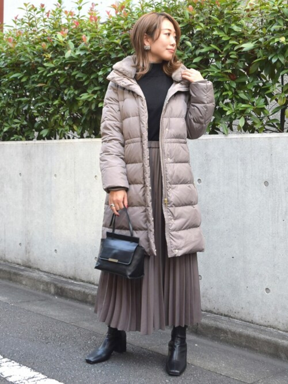 「アウター、ダウンジャケット、ダウン、大人カジュアル、ロングダウン、配色ニット、プリーツスカート、冬服、MK MICHEL KLEIN、MKミッシェルクラン」｜「MK MICHEL KLEINのベーシックタフタロングダウンコート（ダウンジャケット/コート、ブラウン系）」を使った、MKミッシェルクランさん（レディース・158cm）の秋コーディネートの1枚目の写真